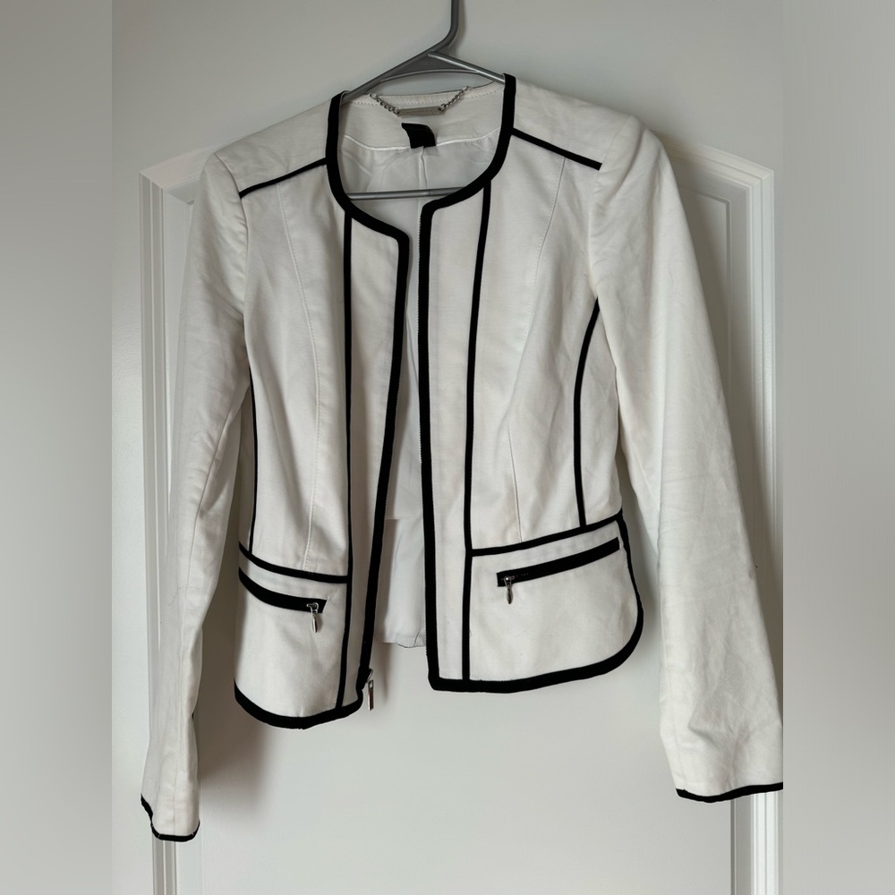 White House Black Market - White w/Black Boning Suit Jacket - Size 2